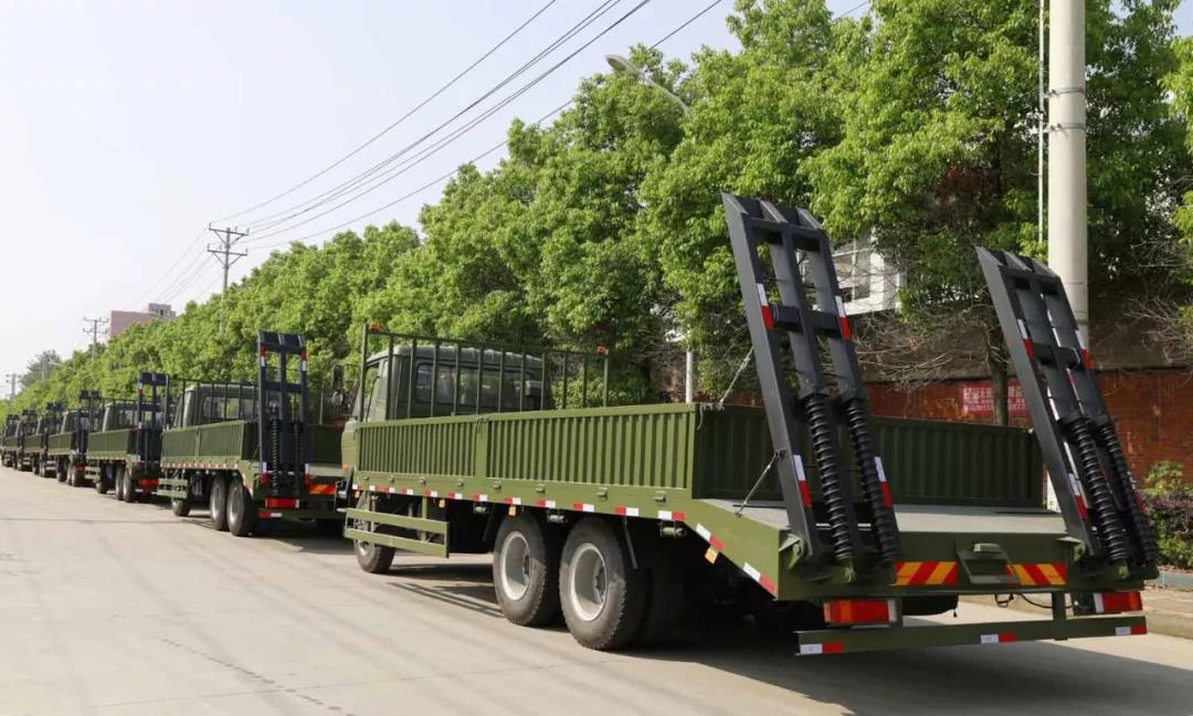 程力軍品再次引發(fā)行業(yè)風(fēng)暴 程力一體化智能控制壓縮垃圾車受到部隊首長好評