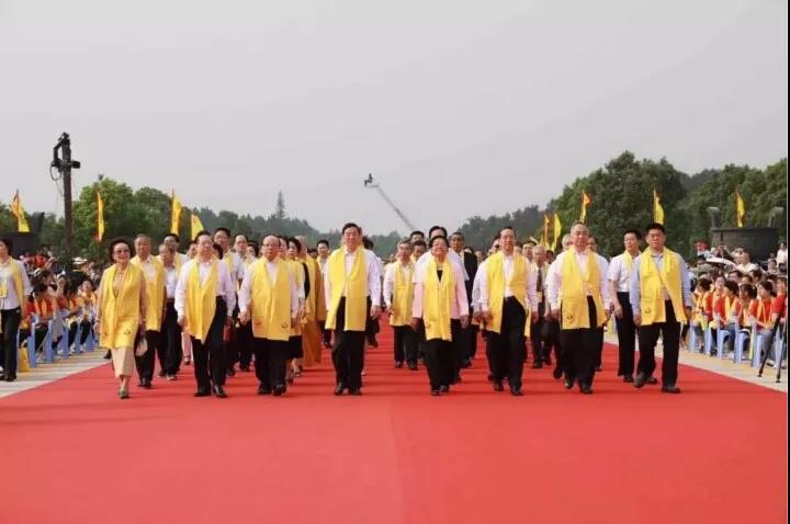 程力批量環(huán)衛(wèi)車助力“2018世界華人尋根節(jié)“環(huán)衛(wèi)清潔,為中國專汽之都增添榮耀受到社會(huì)各界廣泛贊譽(yù)